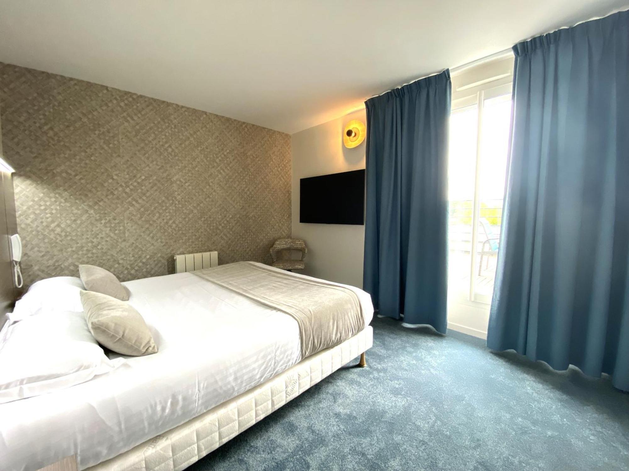 Brit Hotel Piscine & Spa - Fougeres Lecousse Exterior foto