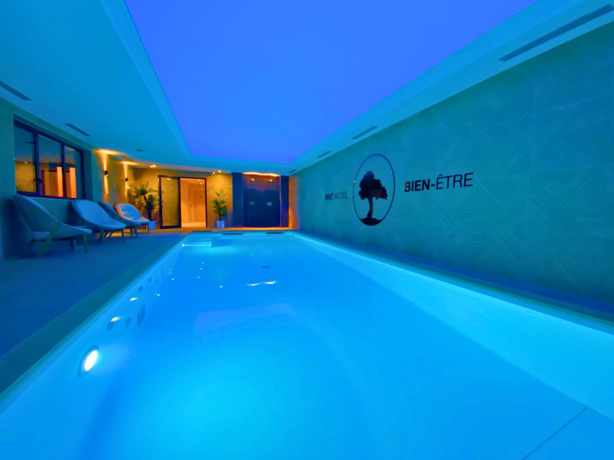 Brit Hotel Piscine & Spa - Fougeres Lecousse Exterior foto
