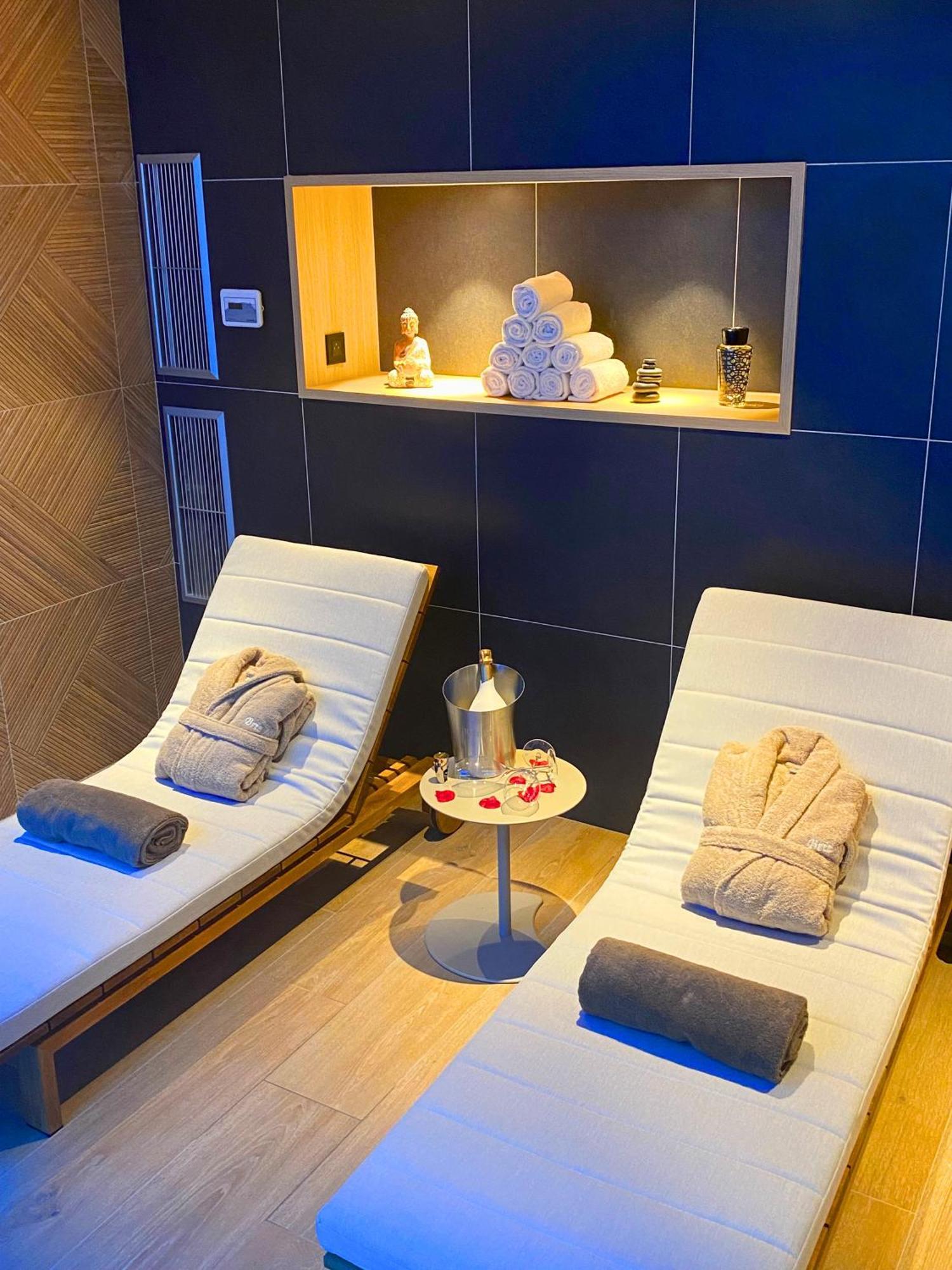Brit Hotel Piscine & Spa - Fougeres Lecousse Exterior foto