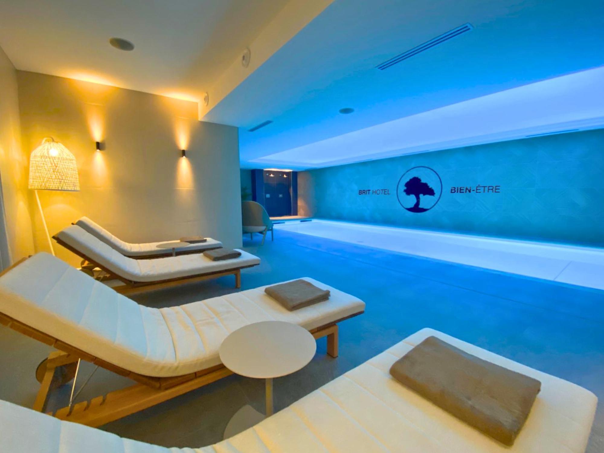 Brit Hotel Piscine & Spa - Fougeres Lecousse Exterior foto