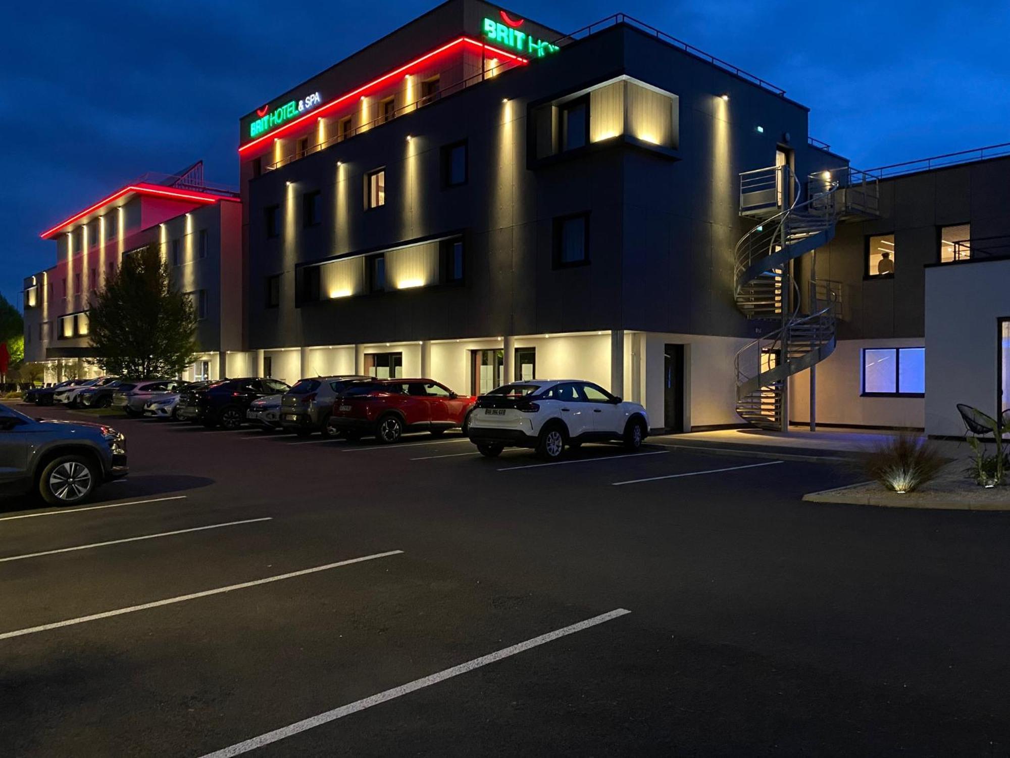 Brit Hotel Piscine & Spa - Fougeres Lecousse Exterior foto