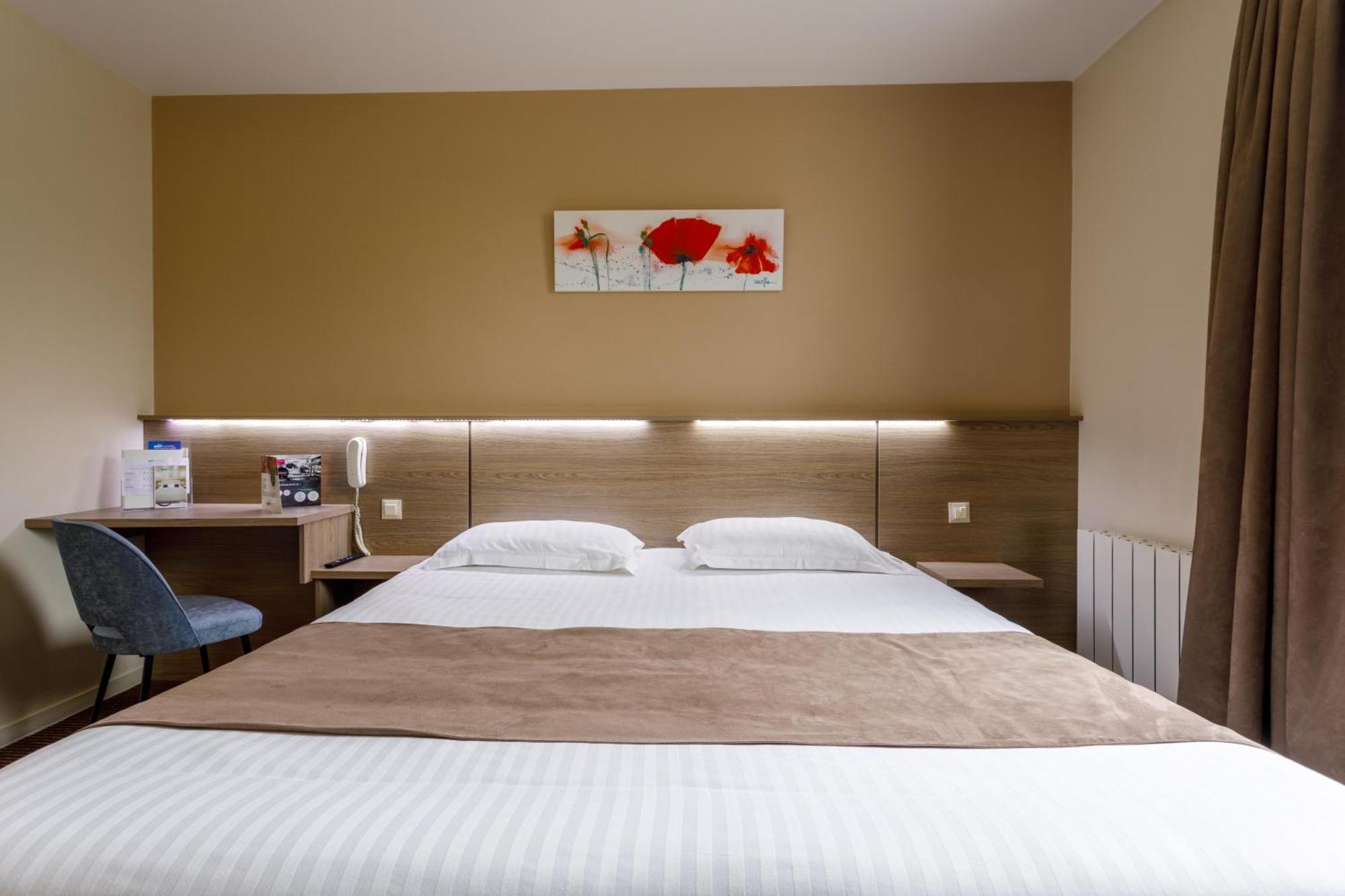 Brit Hotel Piscine & Spa - Fougeres Lecousse Exterior foto
