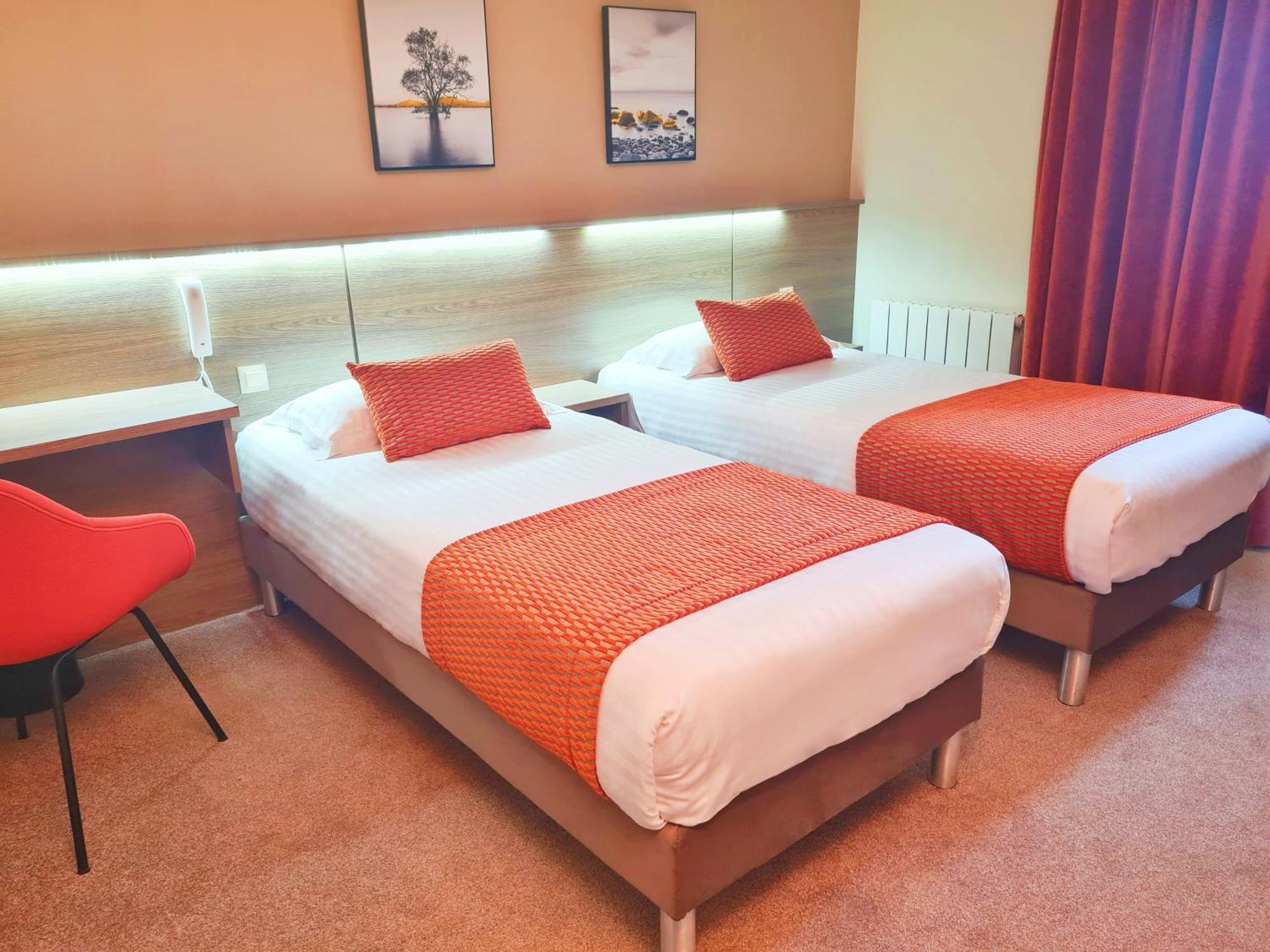 Brit Hotel Piscine & Spa - Fougeres Lecousse Exterior foto