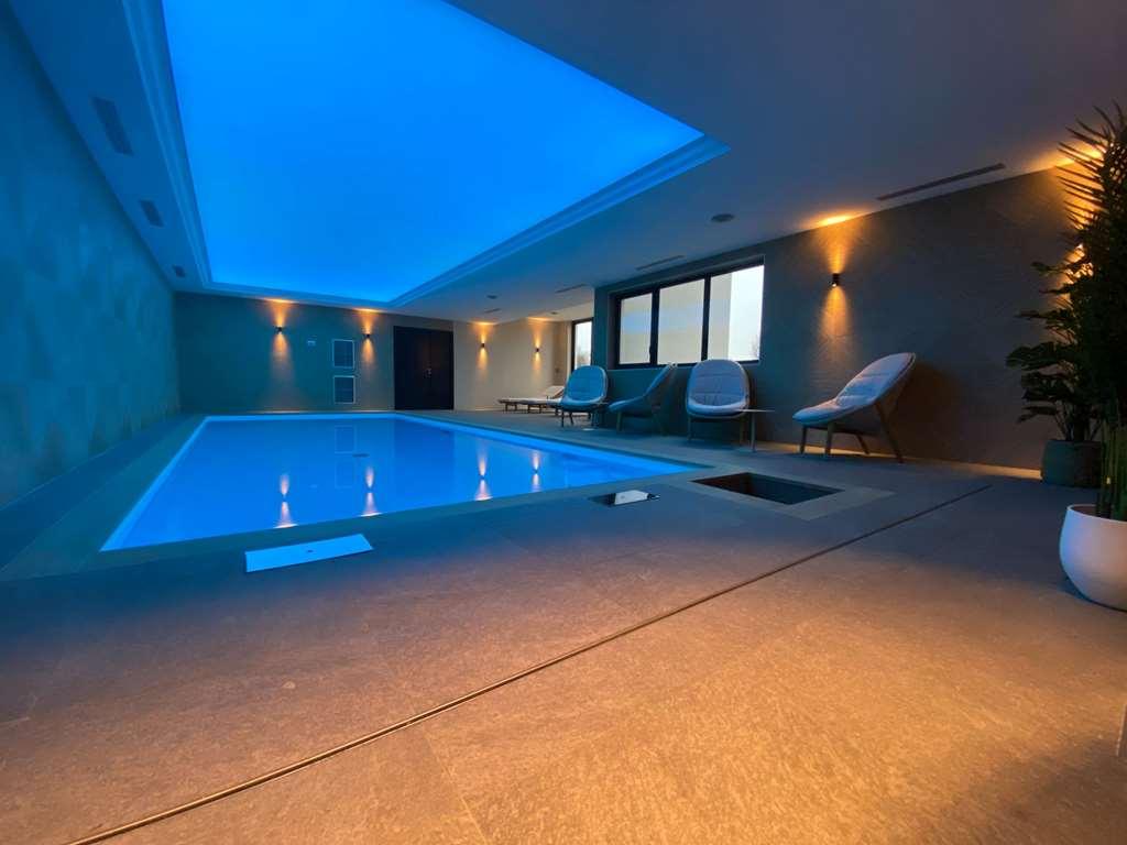 Brit Hotel Piscine & Spa - Fougeres Lecousse Facilidades foto
