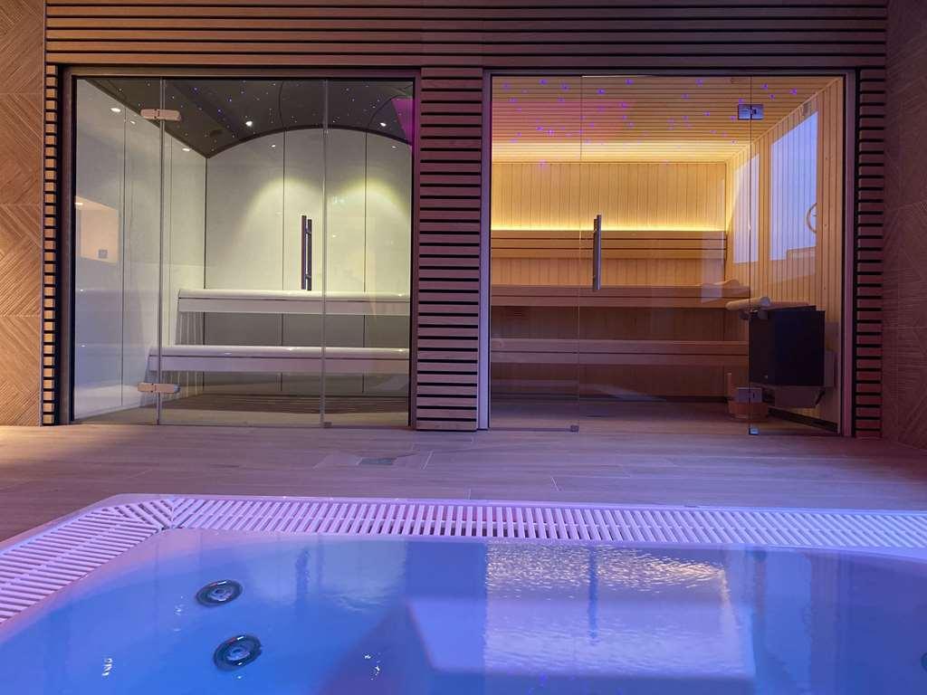 Brit Hotel Piscine & Spa - Fougeres Lecousse Facilidades foto