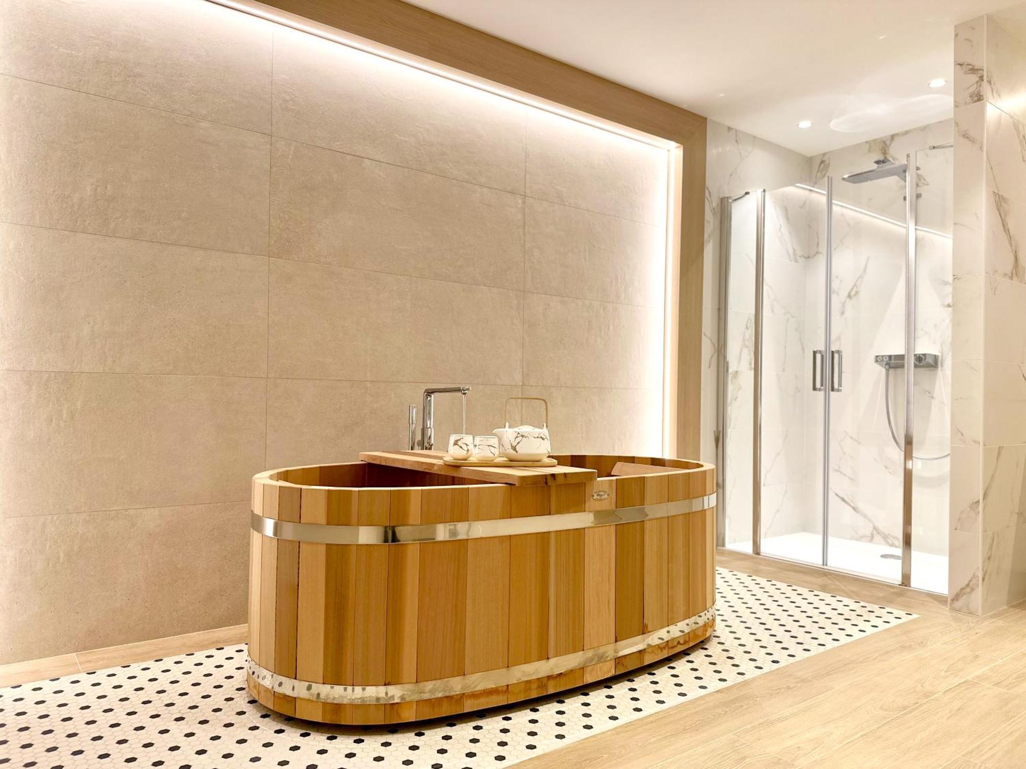 Brit Hotel Piscine & Spa - Fougeres Lecousse Exterior foto
